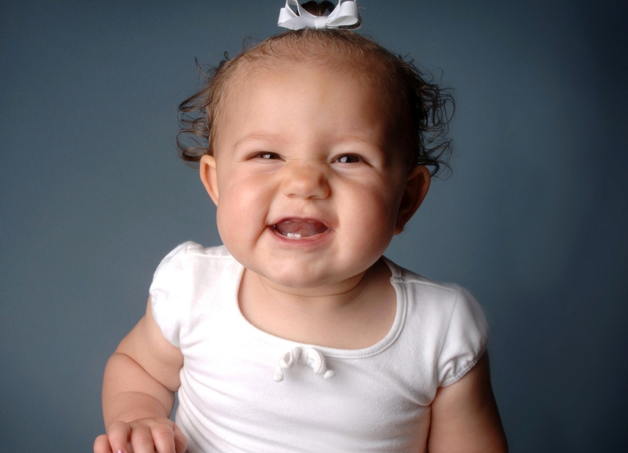 Когда появляются первые зубы?