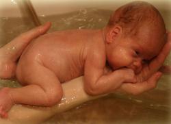купание новорожденного в череде
