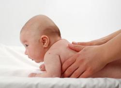 Выкладывание новорожденного на живот